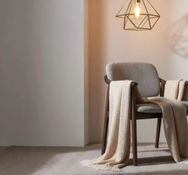 Minimalistyczna aranżacja wnętrza z eleganckimi dodatkami