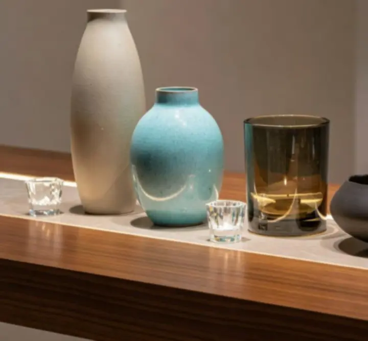 Zestaw eleganckich wazonów i świeczników na stoliku kawowym