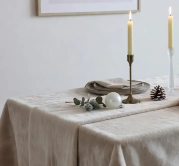 Zimowa aranżacja stołu z dekoracjami Home Market Store